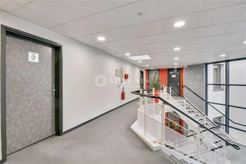 Office in Guyancourt for lease - Interior Photo - Image 2 of 5