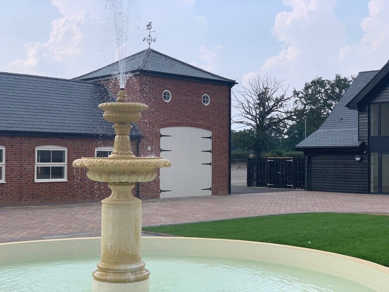 The Granary at Woodlands Court, Beaconsfield for lease - Building Photo - Image 2 of 4