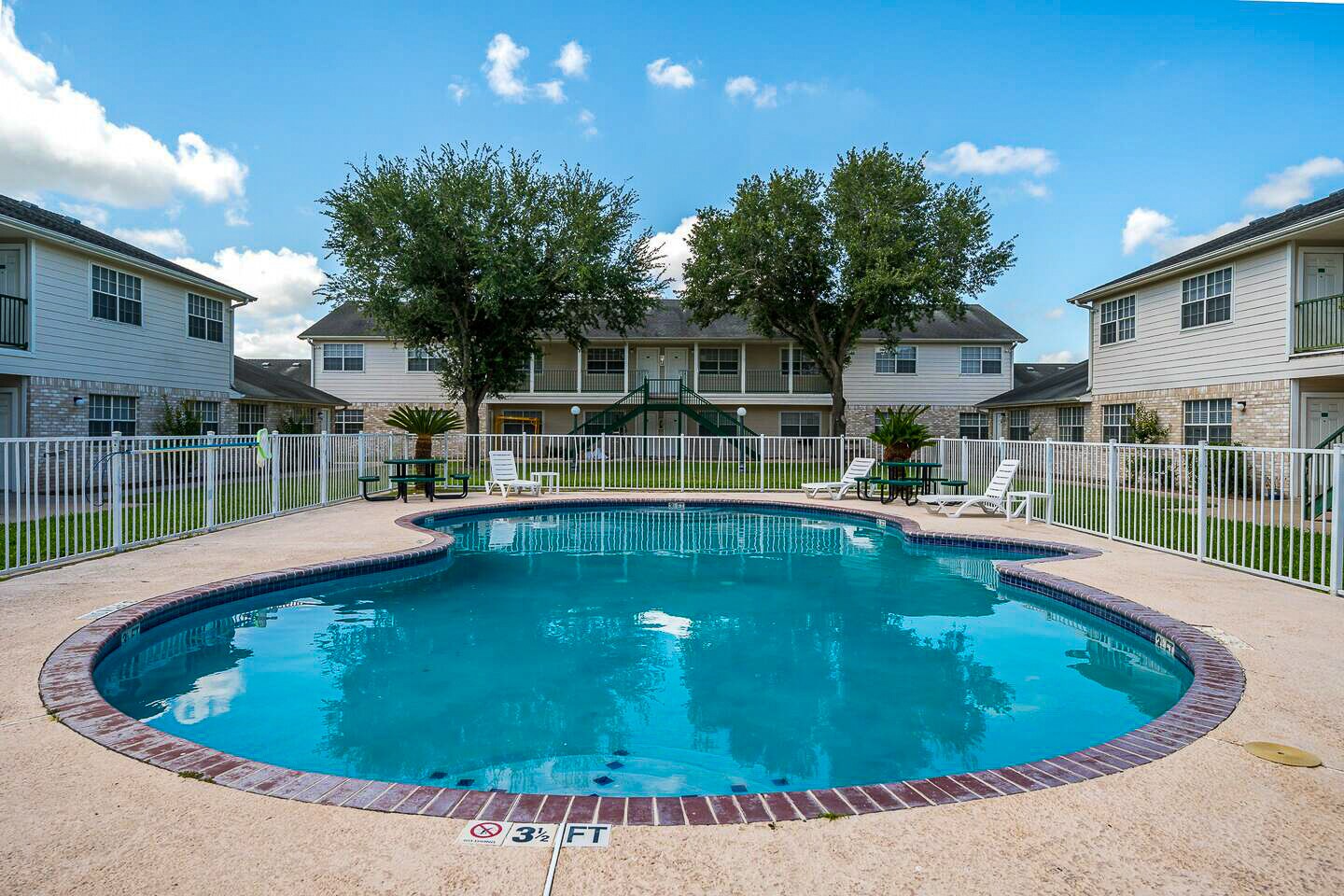 201 Taylor Rd, Falfurrias, TX 78355 Sundance Apartments