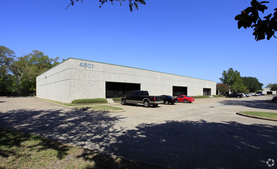 4601 S Pinemont Dr, Houston, TX for lease - Primary Photo - Image 1 of 2