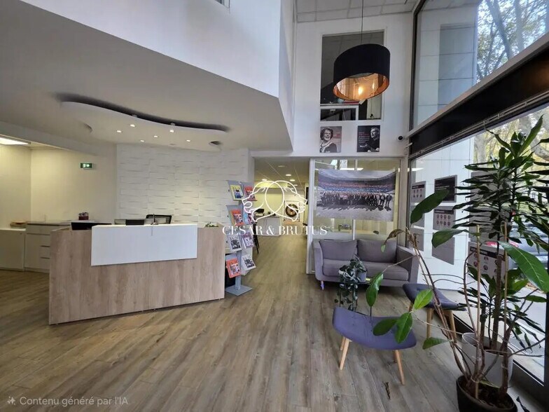 Retail in Lyon for lease - Lobby - Image 2 of 15