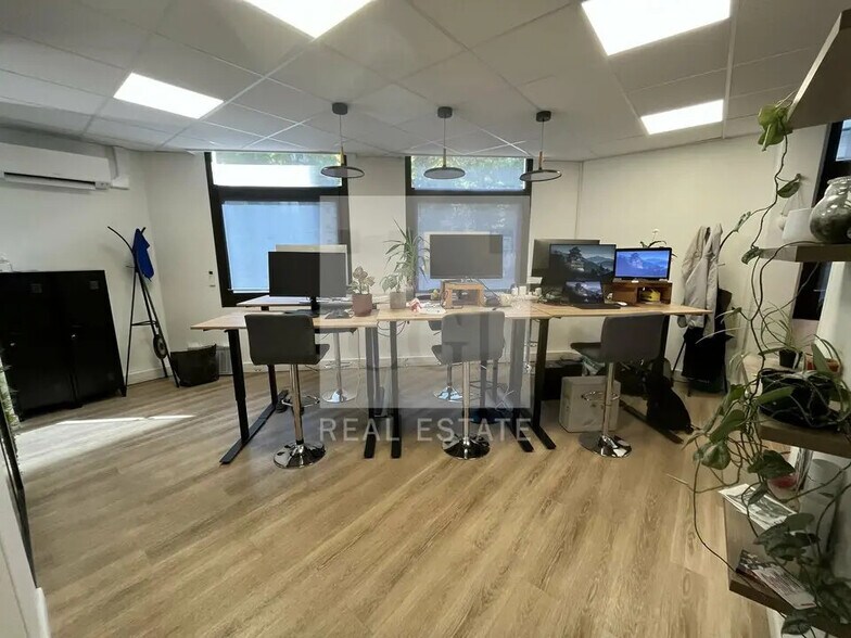 Office in Lyon for lease - Interior Photo - Image 3 of 9