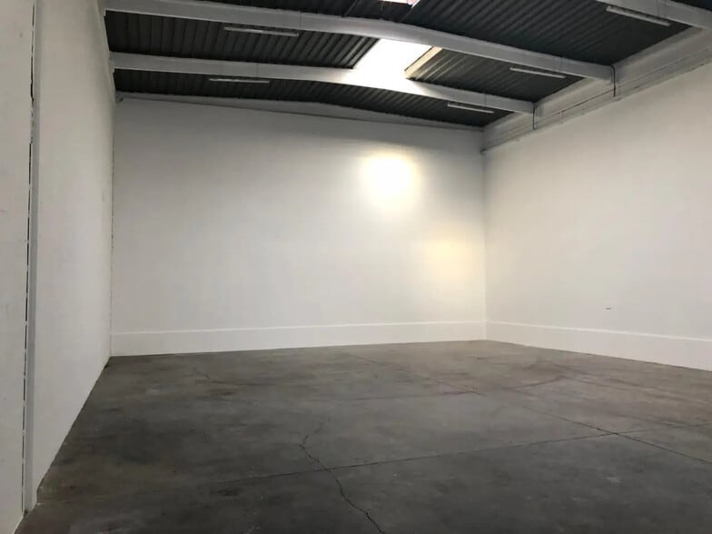 Flex in Bondoufle for lease - Building Photo - Image 1 of 9