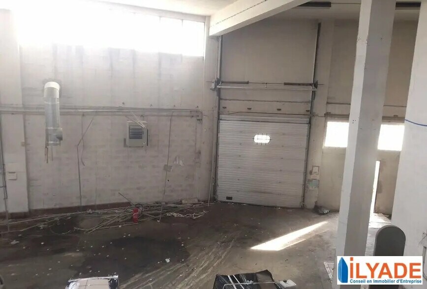 Flex in Marseille for lease - Interior Photo - Image 3 of 5