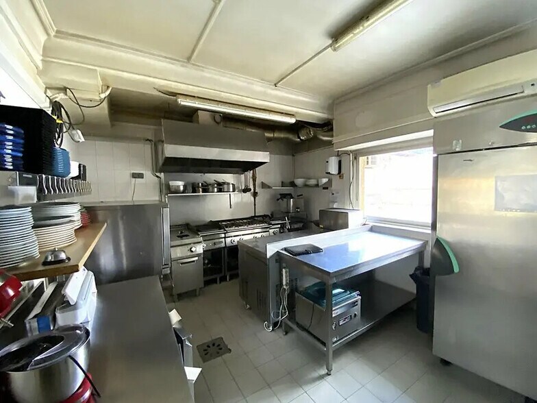 Retail in Saint-Laurent-du-Var for lease - Interior Photo - Image 2 of 3