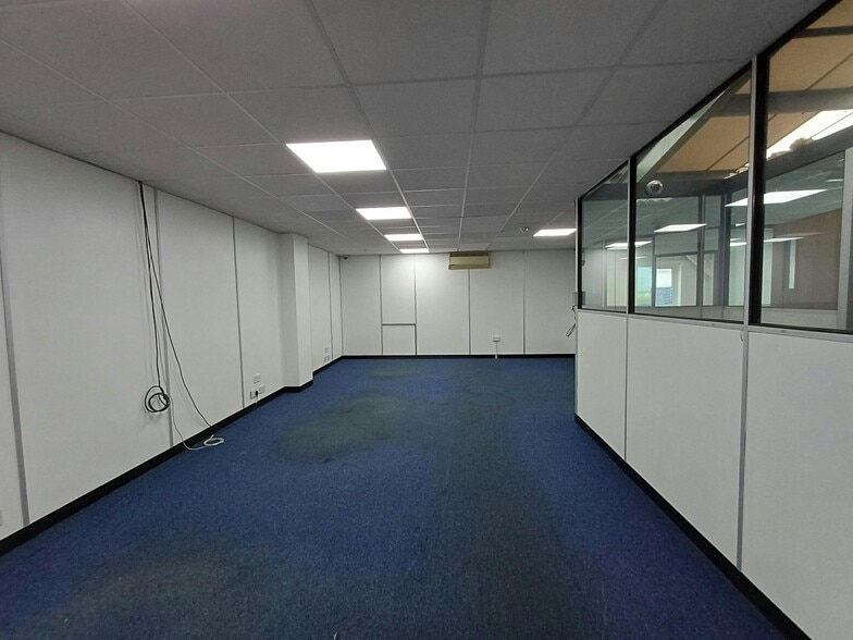 Rutherford Way, Crawley for lease - Building Photo - Image 3 of 9