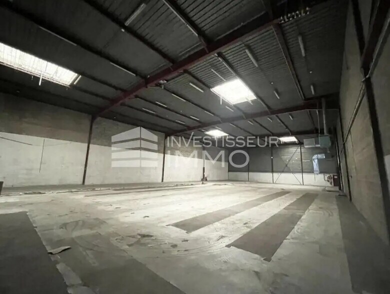 Flex in Saint-Denis for lease - Interior Photo - Image 3 of 9