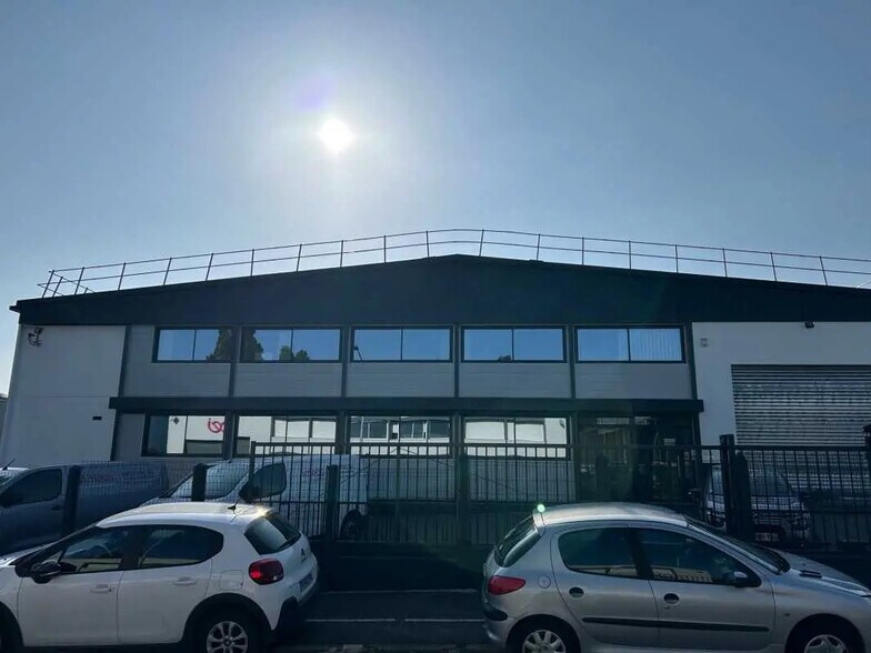 Office in Morangis for lease - Building Photo - Image 3 of 9