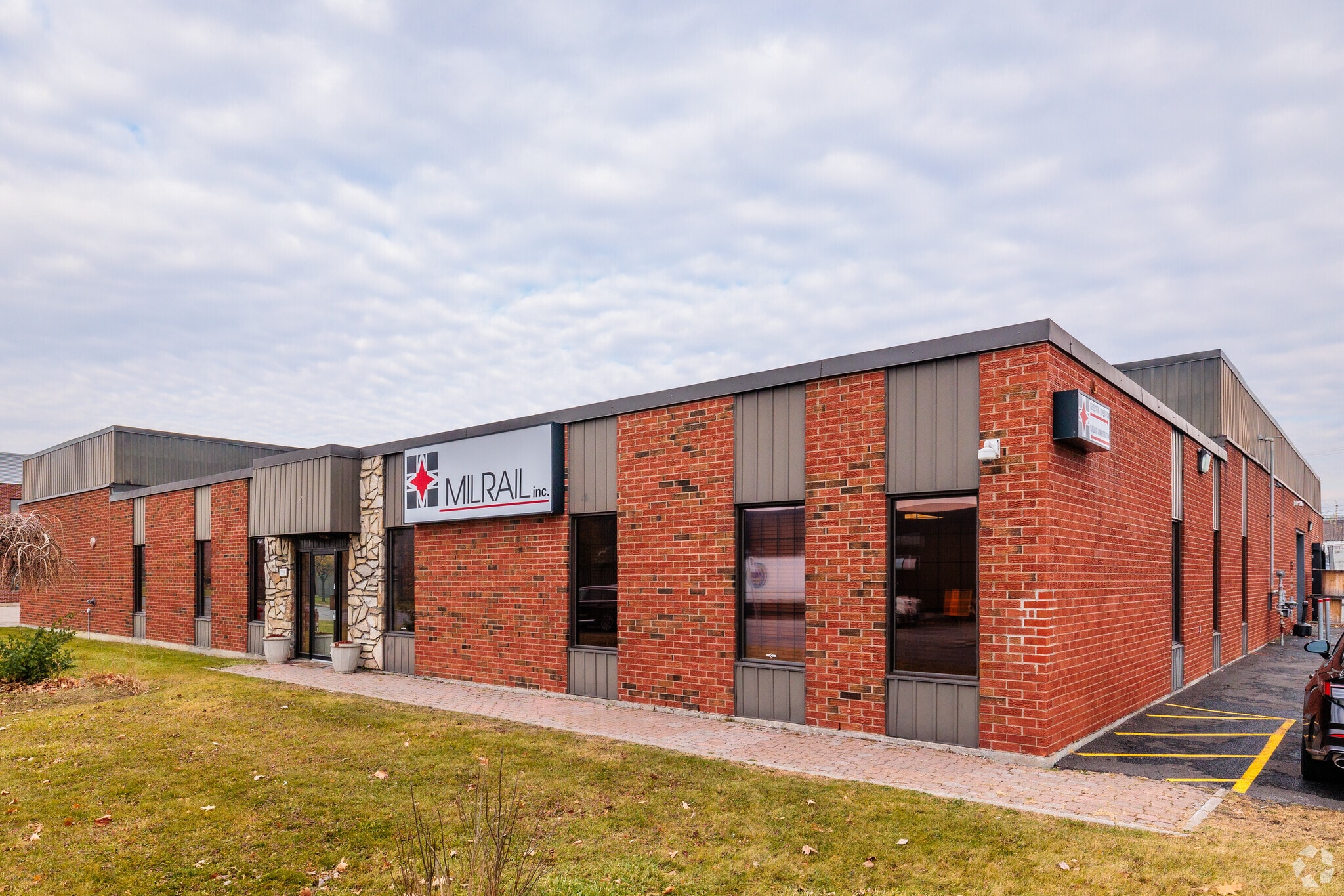 939 Av Selkirk, Pointe-claire, QC for lease Building Photo- Image 1 of 5