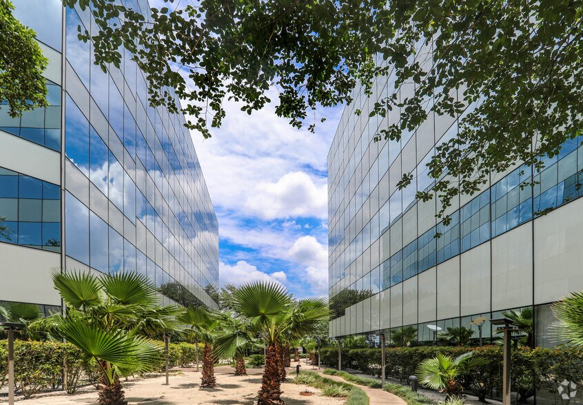 5821 Southwest Fwy, Houston, TX for lease - Building Photo - Image 2 of 10