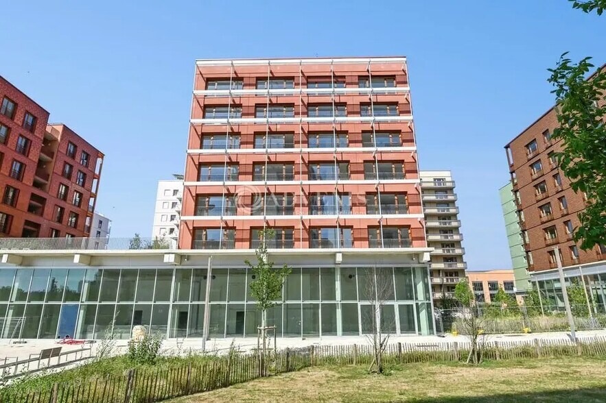 Retail in Saint-Ouen-sur-Seine for lease - Building Photo - Image 1 of 25