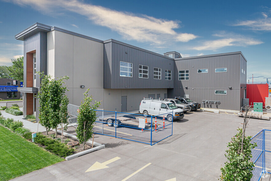 6501 Calgary Trl NW, Edmonton, AB for lease - Building Photo - Image 2 of 6