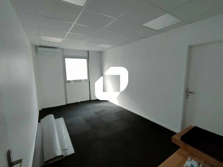 Office in Bezons for lease - Interior Photo - Image 3 of 10