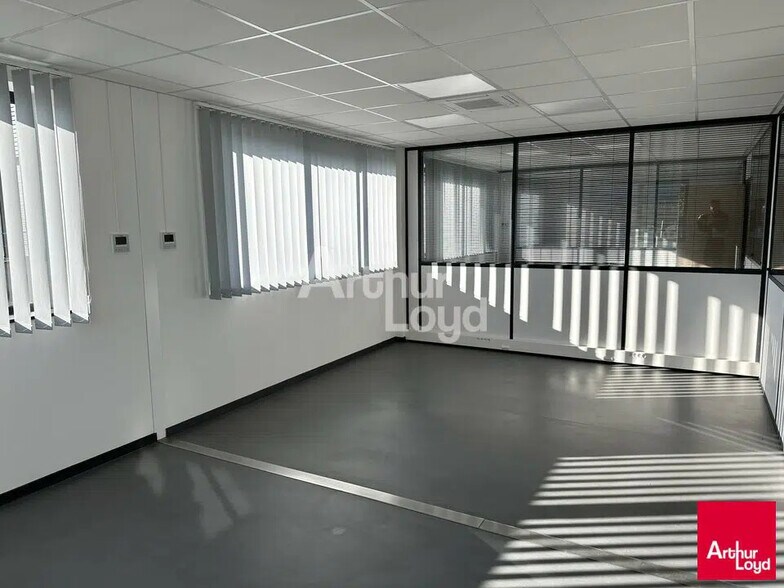 Flex in Saint-Jacques-de-la-Lande for lease - Interior Photo - Image 2 of 5