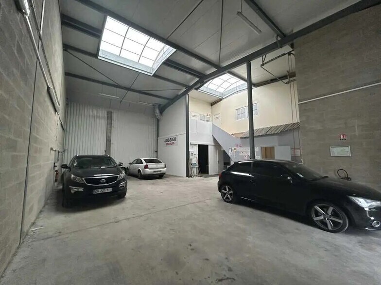 Flex in Stains for lease - Interior Photo - Image 3 of 7