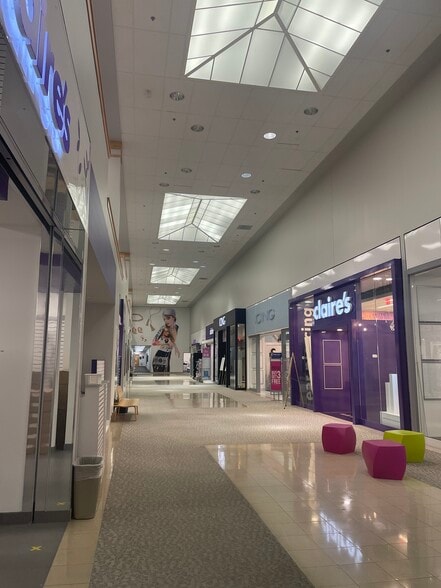 2400 W Central Rd, Hoffman Estates, IL for lease - Interior Photo - Image 2 of 6