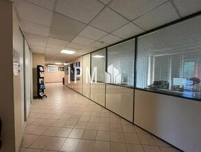 Flex in Les Pennes-Mirabeau for lease Interior Photo- Image 2 of 4