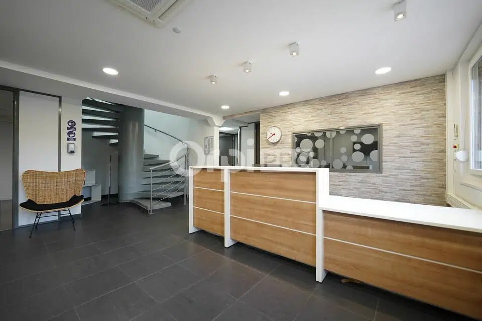 Office in Caluire-et-Cuire for lease Lobby- Image 1 of 11