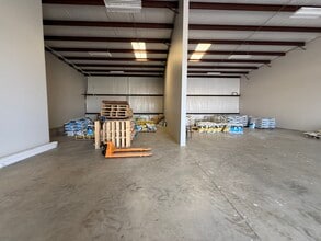 21627 Rhodes Rd, Spring, TX for lease Interior Photo- Image 2 of 24