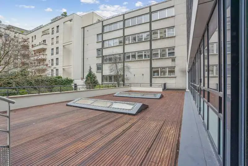 Office in Levallois-Perret for lease - Building Photo - Image 2 of 9