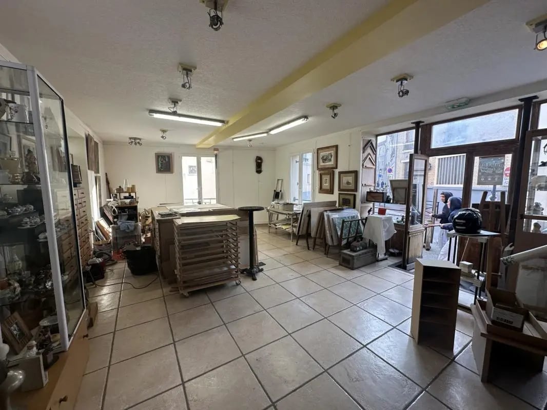 Retail in Vanves for sale Interior Photo- Image 1 of 5