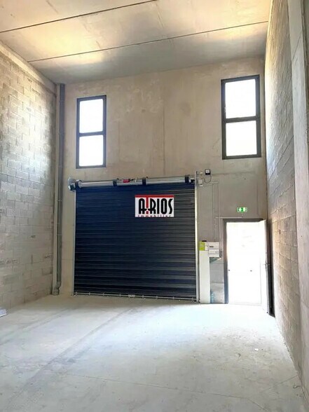 Industrial in La Garde for lease - Interior Photo - Image 2 of 4