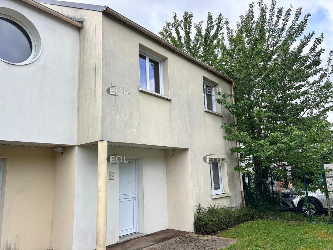 Flex in Mandres Les Roses for lease Building Photo- Image 1 of 14