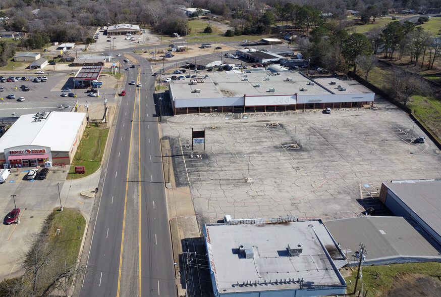 315-330 E Spring St, Palestine, TX for lease - Building Photo - Image 2 of 29