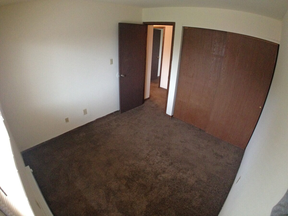 822828 Russell Rd, Dekalb, IL 60115