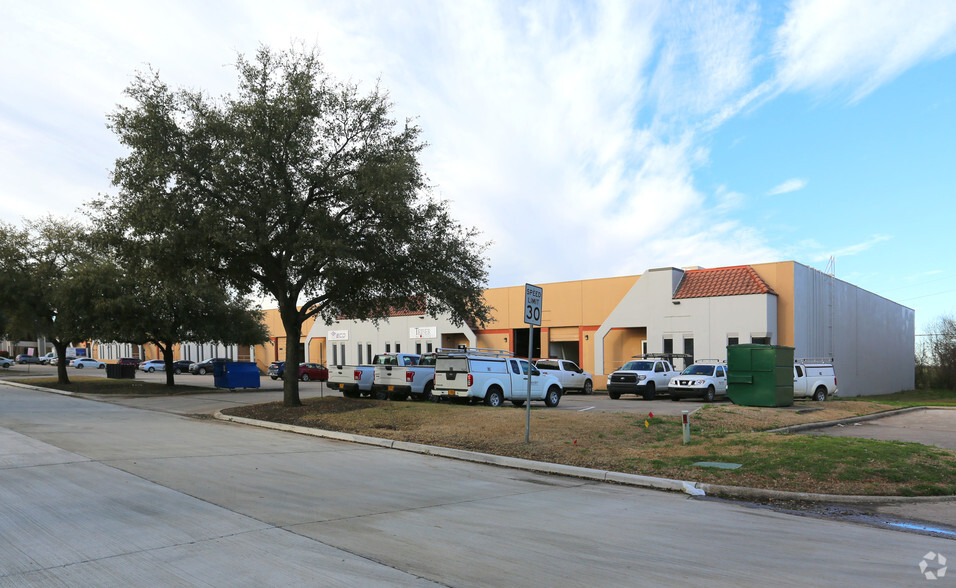 2425 McIver Ln, Carrollton, TX for lease - Building Photo - Image 1 of 4