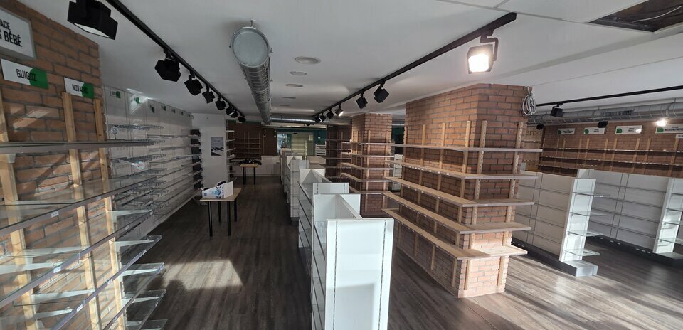 Retail in Voiron for sale - Interior Photo - Image 1 of 4