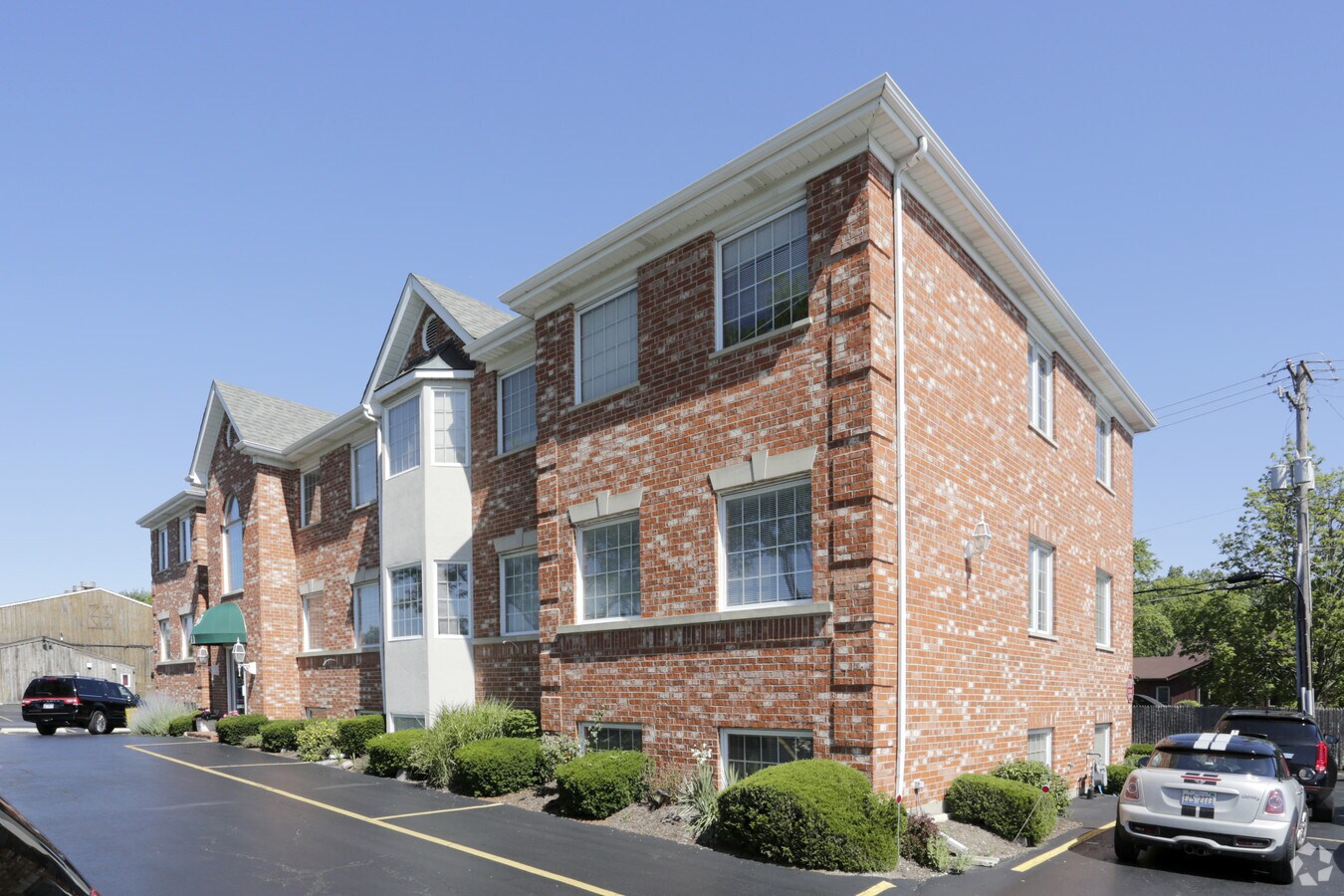 611 Rockland Rd, Lake Bluff, IL 60044