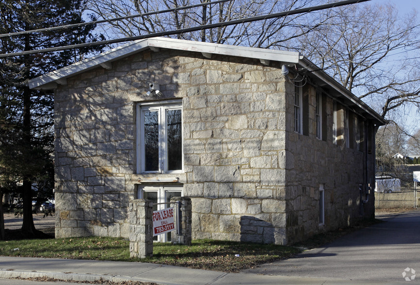 336 Columbia St, Wakefield, RI for sale - Building Photo - Image 1 of 1