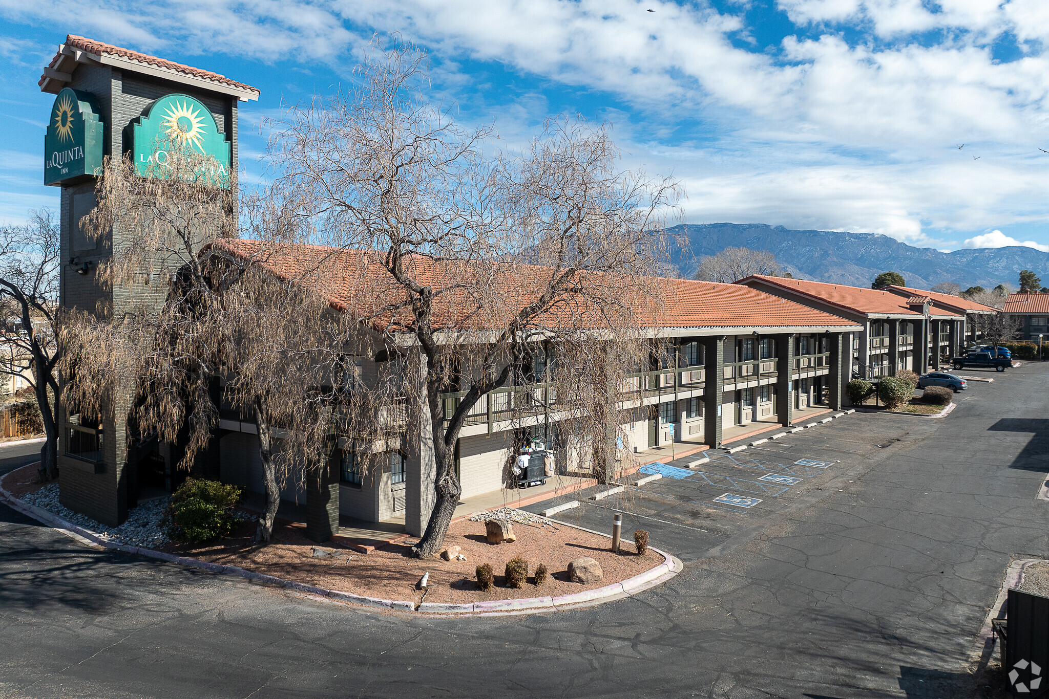 5241 San Antonio Dr NE, Albuquerque, NM for sale Primary Photo- Image 1 of 1