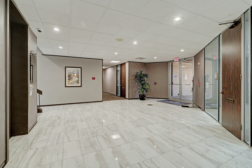 450 N Sam Houston Pky E, Houston, TX for lease - Interior Photo - Image 3 of 23