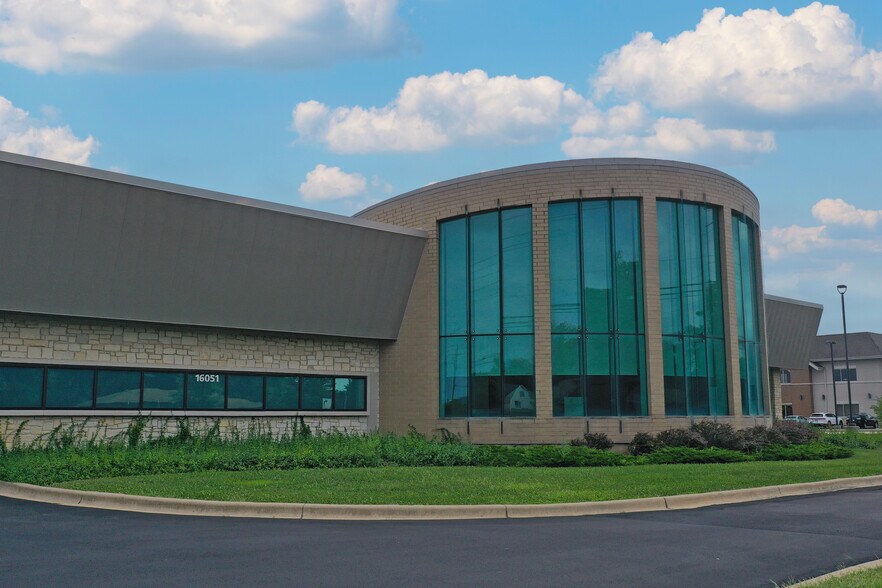 16051 Weber Rd, Crest Hill, IL for lease - Building Photo - Image 3 of 6