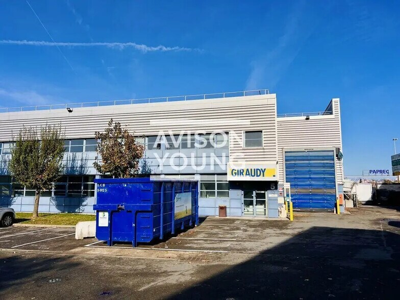 Flex in La Courneuve for lease - Building Photo - Image 1 of 8