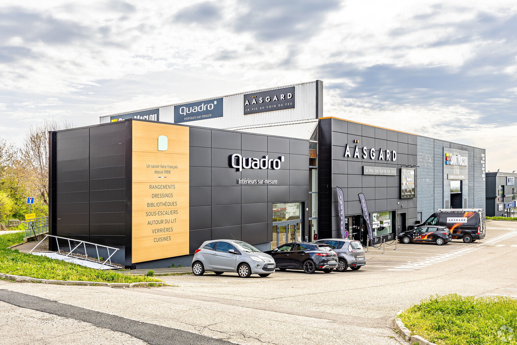 Retail in Limonest for lease Primary Photo- Image 1 of 3