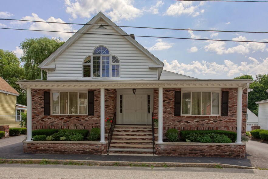 16 Pleasant St, Pepperell, MA 01463