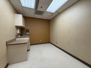 810 Biesterfield Rd, Elk Grove Village, IL for lease Interior Photo- Image 2 of 3