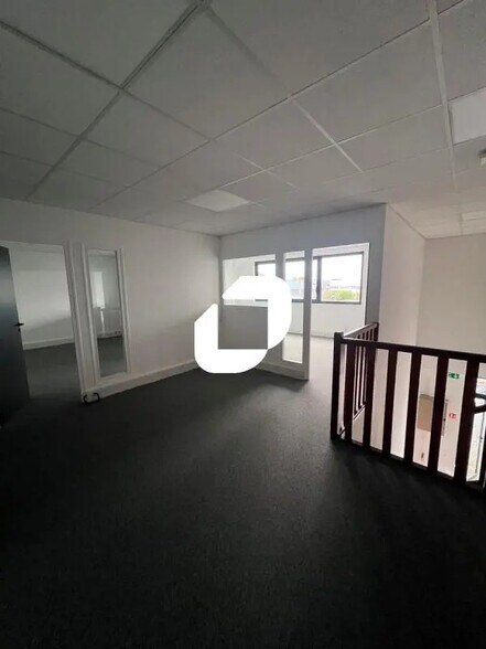 Flex in Quincy-Voisins for lease - Interior Photo - Image 2 of 5