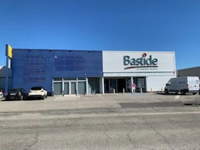 Retail in Orange for lease - Building Photo - Image 1 of 7