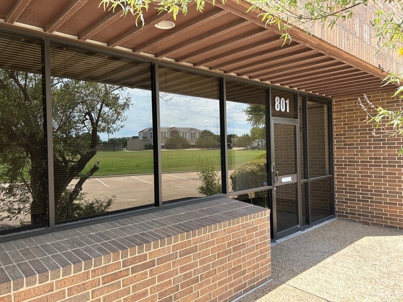 817 Greenview Dr, Grand Prairie, TX for lease - Building Photo - Image 2 of 26
