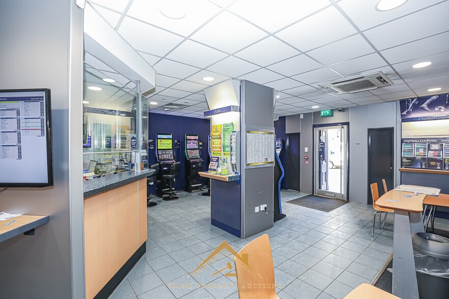 202 Main St, Bellshill for sale - Interior Photo - Image 3 of 11