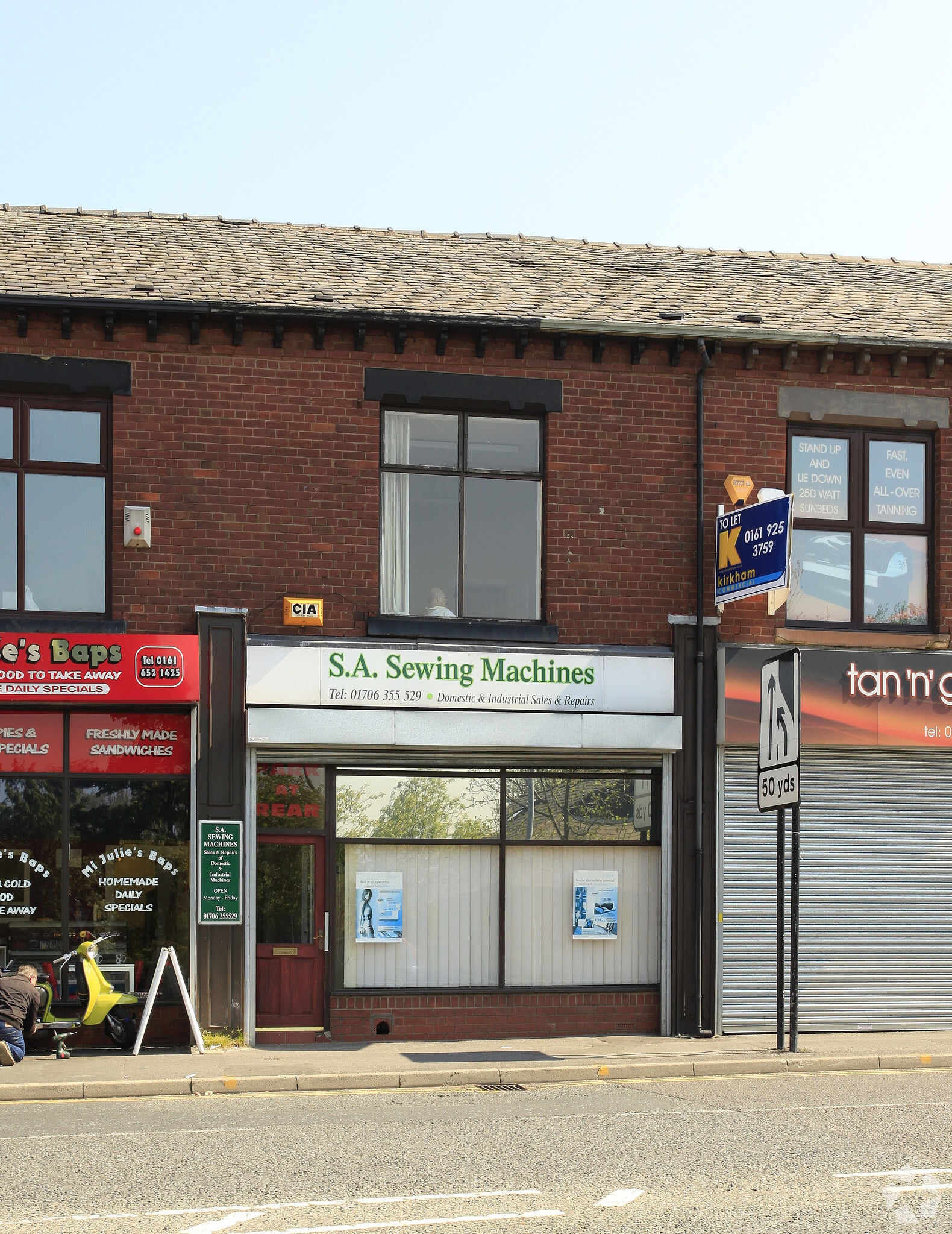 79-79A Lees Rd, Oldham for sale Primary Photo- Image 1 of 1