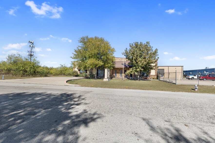 1201 S Commercial Blvd, Arlington, TX for lease - Building Photo - Image 3 of 32