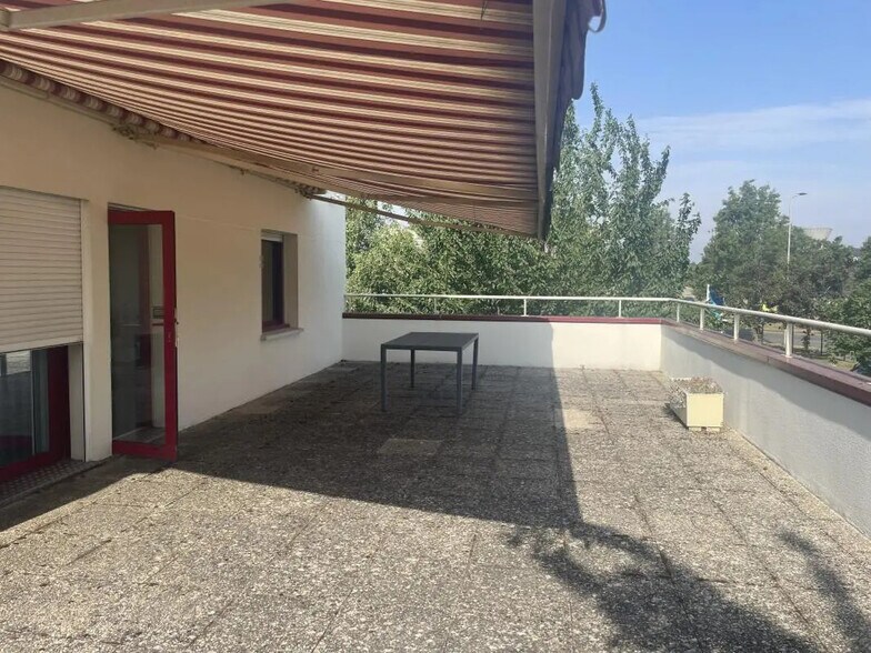 Office in Évreux for lease - Building Photo - Image 3 of 12