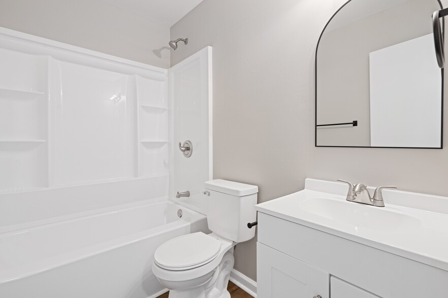 405 Harbour North Dr, Chesapeake, VA for sale - Interior Photo - Image 1 of 20