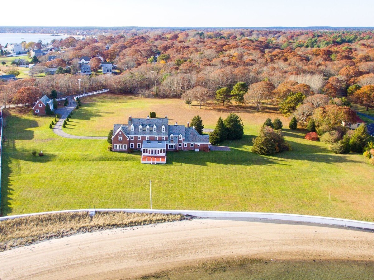 42 Robinwood Rd, Buzzards Bay, MA 02532