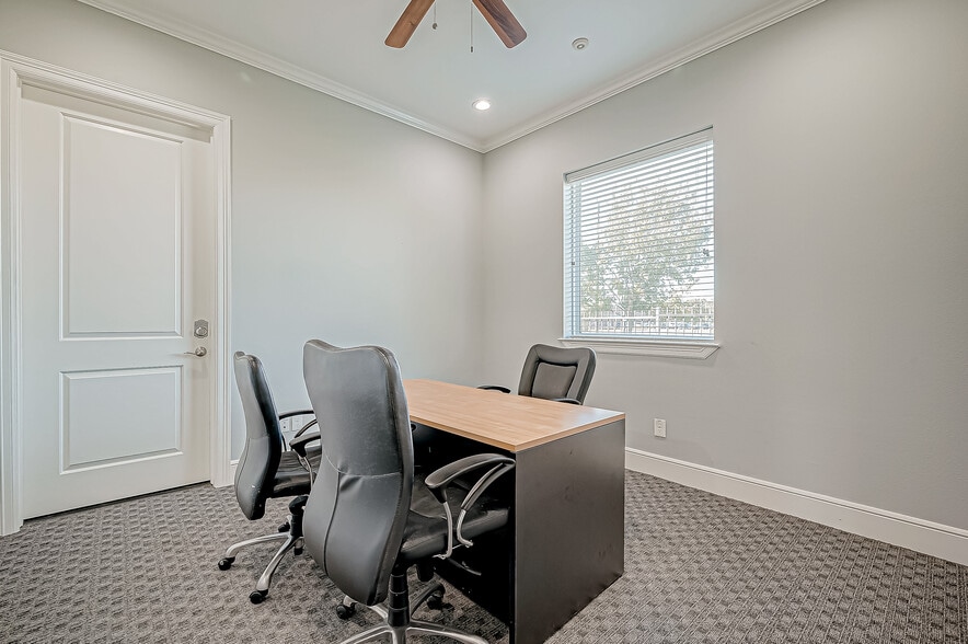 18514 Green Land Way, Houston, TX for sale - Interior Photo - Image 3 of 23